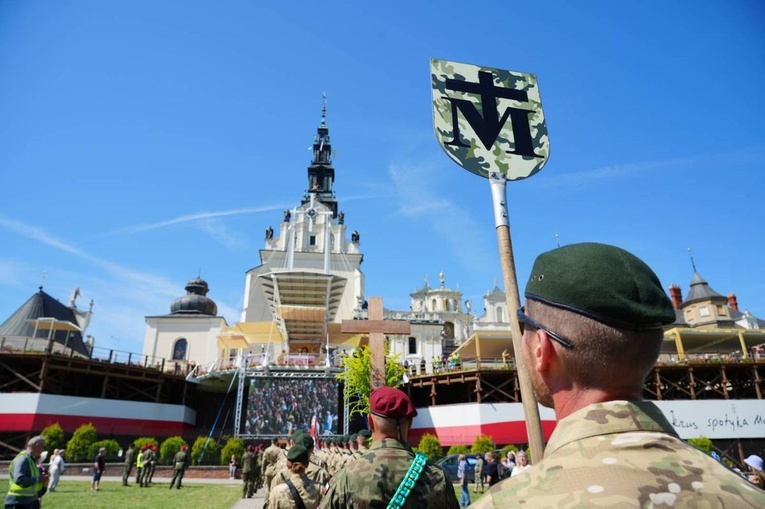 Na Jasną Górę WAPM wprowadziła grupa wojskowa. 