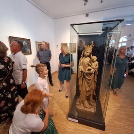 Nowy Targ. Wystawa "Ludźmierskie sacralia" z figurą Maryi z XV w.