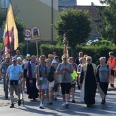 Do domów też powrócą pieszo.