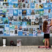 Ukraina obchodzi Dzień Niepodległości. Wojna nie pozwala na świętowanie, a ludzie oczekują zmasowanych ataków rakietowych Rosji