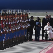 Papież przyleciał do Mongolii, Ułan Bator powitało go słońcem