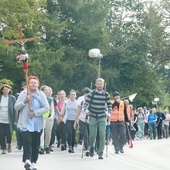 Od rana zmierzają na uroczystości do Matki Bożej Kębelskiej.