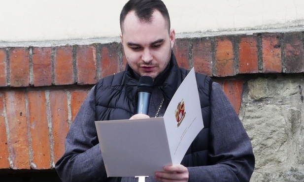 Ks. Dmytro Fedluk podczas ekumenicznej Drogi Krzyżowej na terenie "Józefowa" przy ul Grzybowej w Bielsku-Białej.