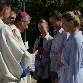 Reprezentanci poszczególnych dekanatów złożyli na ręce bp. Romana Pindla swoje dary podczas Mszy św.