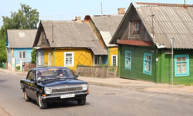 Łotwa: Władze chcą, by samochody na rosyjskich i białoruskich tablicach zostały przerejestrowane