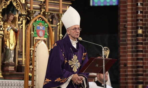 Liturgii pogrzebowej liturgii w kościele katedralnym św. Apostołów Piotra i Pawła w Gliwicach przewodniczył metropolita katowicki, abp Adrian Galbas