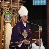 Liturgii pogrzebowej liturgii w kościele katedralnym św. Apostołów Piotra i Pawła w Gliwicach przewodniczył metropolita katowicki, abp Adrian Galbas