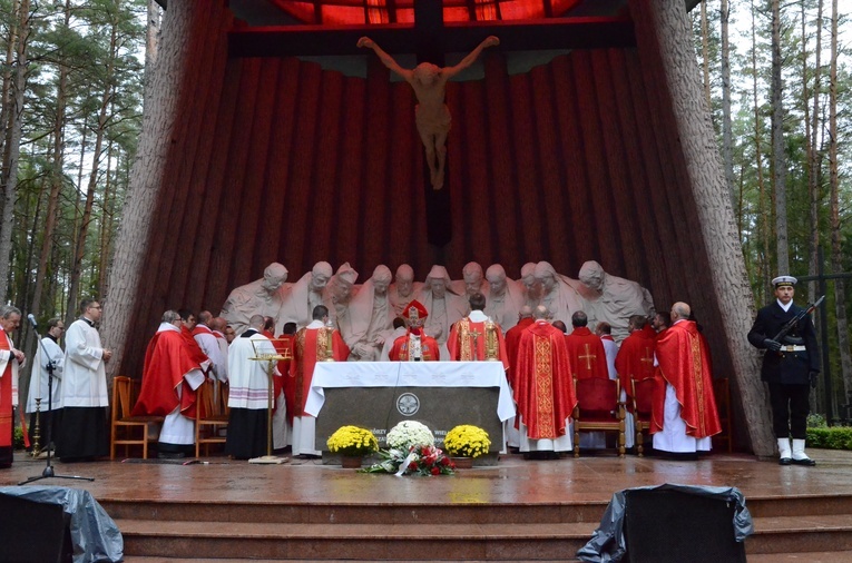 Eucharystia w intencji ofiar zawsze odprawiana jest w pierwszą niedzielę października.