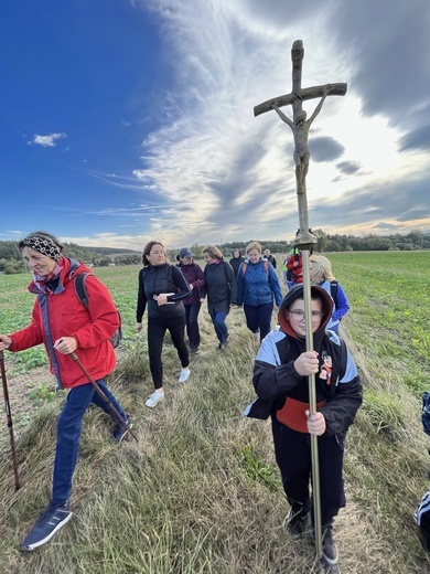 Dwudziestoosobowa grupa wiernych z Braszowic wyruszyła w drogę, żeby modlić się we wspomnianych intencjach i wziąć udział w diecezjalnej pielgrzymce Żywego Różańca. 