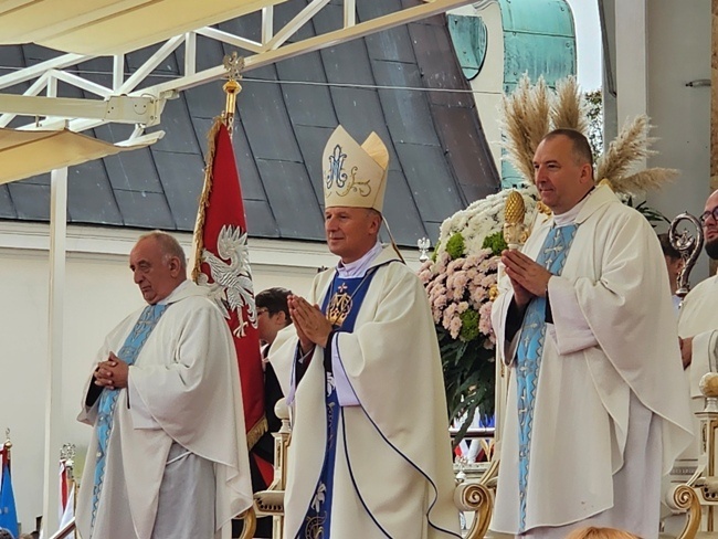 Eucharystię celebrowali bp Marek Solarczyk, ks. Czesław Wawrzyńczak, ks. Dariusz Kowalczyk.