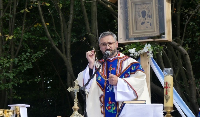 Ks. Grzegorz Piekiełko podczas Mszy św. górali na Magurce.