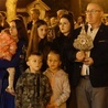Małżonkowie Domowego Kościoła z dziećmi ponieśli relikwie w procesji maryjnej na zakończenie nabożeństwa fatimskiego.