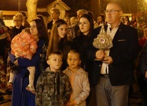 Małżonkowie Domowego Kościoła z dziećmi ponieśli relikwie w procesji maryjnej na zakończenie nabożeństwa fatimskiego.