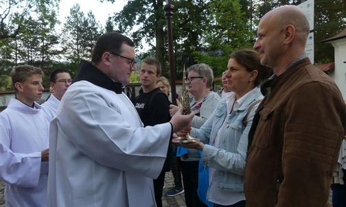 O. Grzegorz Siwek OFM Conv przywitał relikwie Samarytan z Markowej w progach rychwałdzkiego sanktuarium.