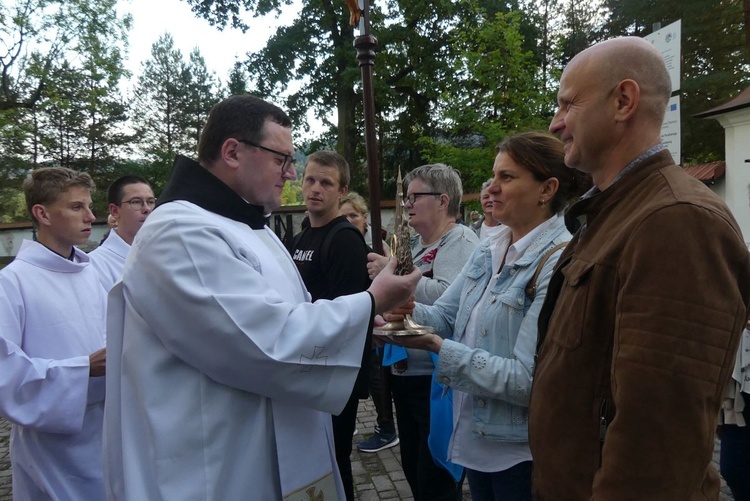 O. Grzegorz Siwek OFM Conv przywitał relikwie Samarytan z Markowej w progach rychwałdzkiego sanktuarium.