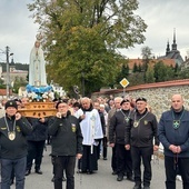 W drodze do ołtarza papieskiego.