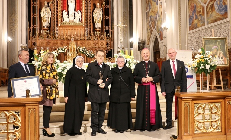 Laureat z bp. Markiem Solarczykiem, członkami Funduszu i rodziną bp. Jana.