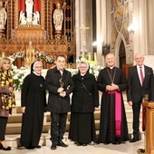 Laureat z bp. Markiem Solarczykiem, członkami Funduszu i rodziną bp. Jana.