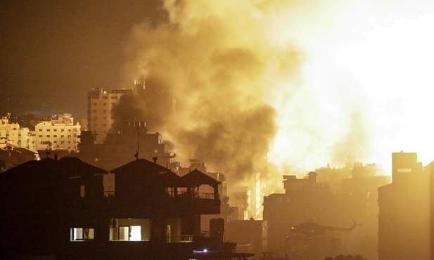 Bomby spadają na Gazę