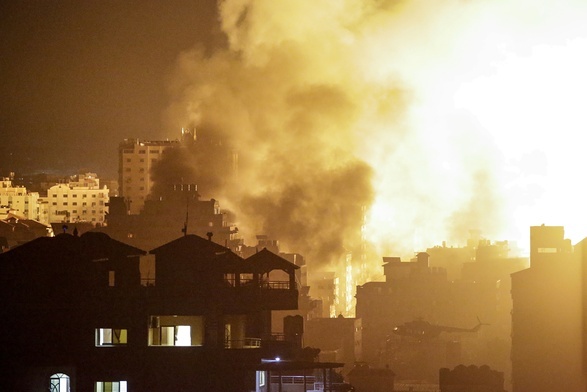 Bomby spadają na Gazę