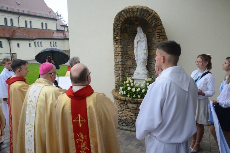 Poświęcenie nowo wybudowanego domu parafialnego w Krośnicy