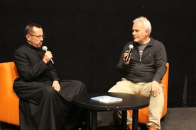 O kardynale i misjonarzu widzianym "z bliska" rozmawiali Robert Mazurek i ks. Adam Pergół.