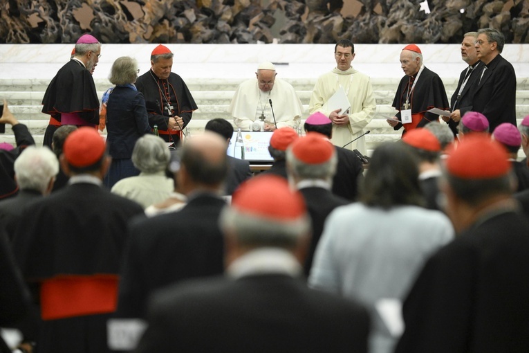 Dokument końcowy Synodu: Kościół angażuje wszystkich