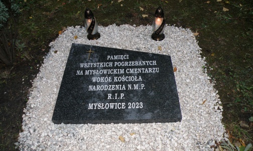 Tablica przy kościele Mariackim w Mysłowicach. Mysłowice. Tablica w miejscu dawnego cmentarza