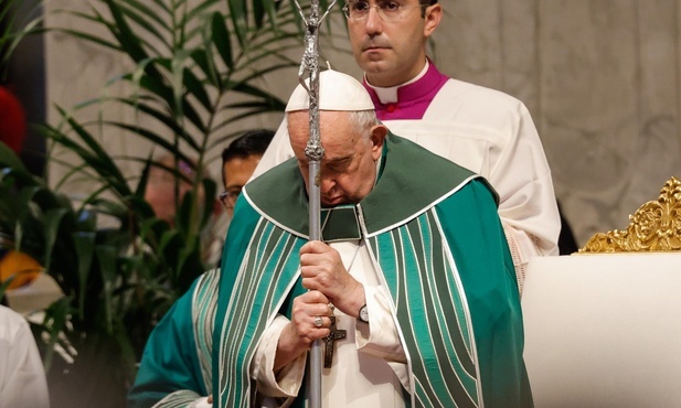 Papież Franciszek podczas Mszy na zakończenie synodu
