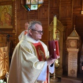 Relikwie parafianom okazał proboszcz ks. Kazimierz Sagan.