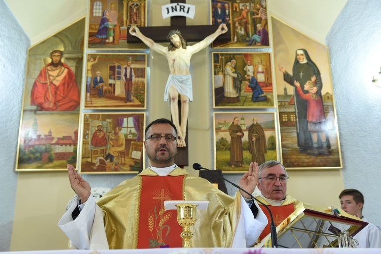 Mszy św. przewodniczył ks. dr Piotr Pasek, obok ks. proboszcz Henryk Osora.