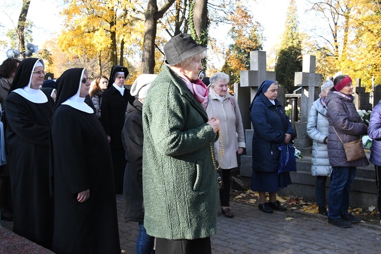 Procesja na cmentarzu Bródnowskim