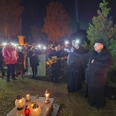 Prosili i dziękowali na cmentarzu