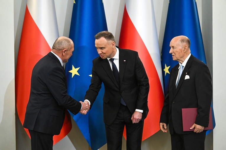 Prezydent wręczył akta powołania marszałkom seniorom Senatu i Sejmu