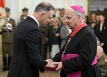 Bp Jan Kopiec odznaczony Krzyżem Komandorskim Orderu Odrodzenia Polski