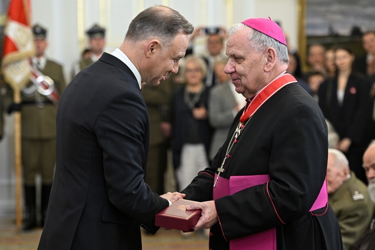 Bp Jan Kopiec odznaczony Krzyżem Komandorskim Orderu Odrodzenia Polski