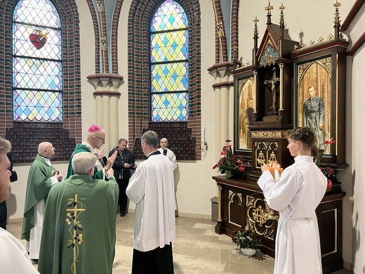 Chorzów. Poświęcenie ołtarza w parafii św. Marii Magdaleny