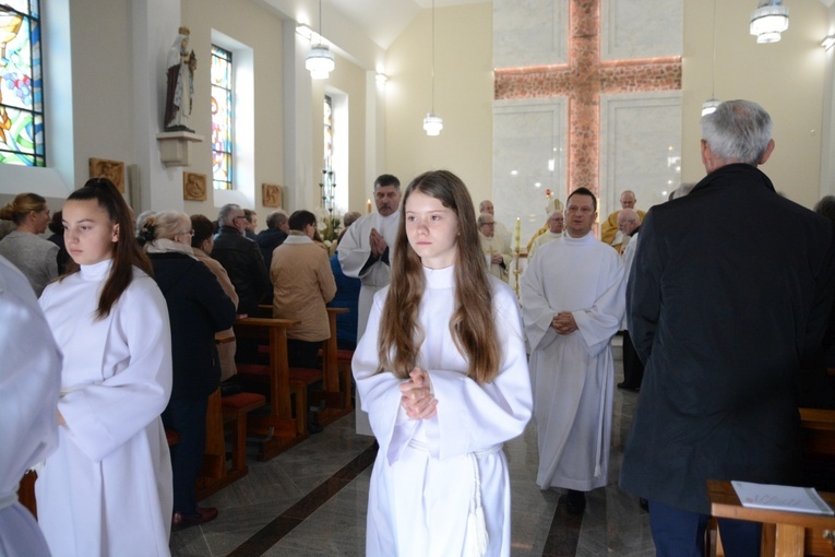 Poświęcenie ołtarza w kościele parafialnym w Wawelnie