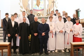 Ks. Marek Adamczyk i alumni z duszpasterzami i liturgiczną służbą ołtarza.