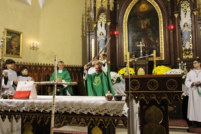 Szablę od prezydenta Andrzeja Dudy na ręce ks. Wojciecha Dobczyńskiego przekazał ks. Zbigniew Kras.