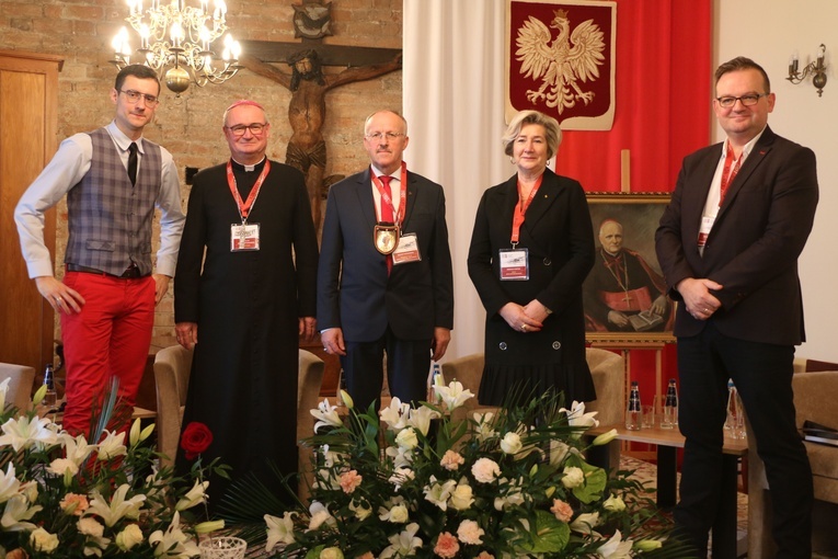 Uczestnicy panelu o bł. abp. A.J. Nowowiejskim. Od lewej: Damian Szmagliński, bp Szymon Stułkowski, Janusz Paczkowski, Urszula Furtak i Witold Wybult.