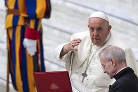 Papież: medycyna stoi przed trudnościami, ale musi polegać na opiece