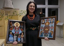 Katarzyna Janik ze swoimi świętymi malowanymi na szkle.