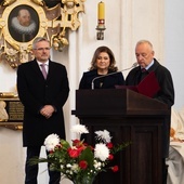 Laureaci wraz z przewodniczacym kapituły odznaczenia Antonim Szymańskim.