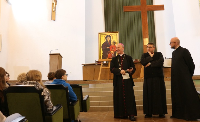 W auli św. Jana Pawła II obecne były symbole ŚDM - krzyż i ikona Matki Bożej. Z uczestnikami spotkania bp Marek Solarczyk, ks. Krzysztof Kołtunowicz i ks. Dominik Dryja.