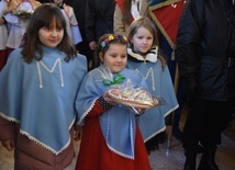 Dzieczynki z DSM przyniosły w darze ołtarza "Serce św. Katarzyny".