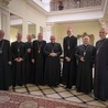 Od lewej: bp Marek Szkudło, bp Sławomir Oder, bp Grzegorz Olszowski, bp Adam Wodarczyk, bp Waldemar Musioł, abp Adrian Galbas, bp Rudolf Pierskała, bp Andrzej Iwanecki