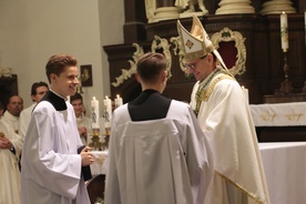 - Przyjęcie stroju duchownego i publiczne wyrażenie woli przyjęcia święceń to ważny etap w drodze do kapłaństwa - powiedział alumnom biskup Mirosław Milewski.