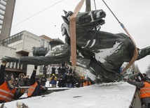 A Ukraińcy obalają symbole radzieckiej i rosysjkiej władzy