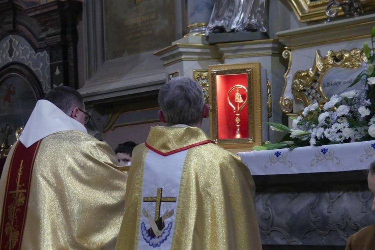Relikwiarz św. Mikołaja znajduje się bocznym ołtarzu bazyliki.